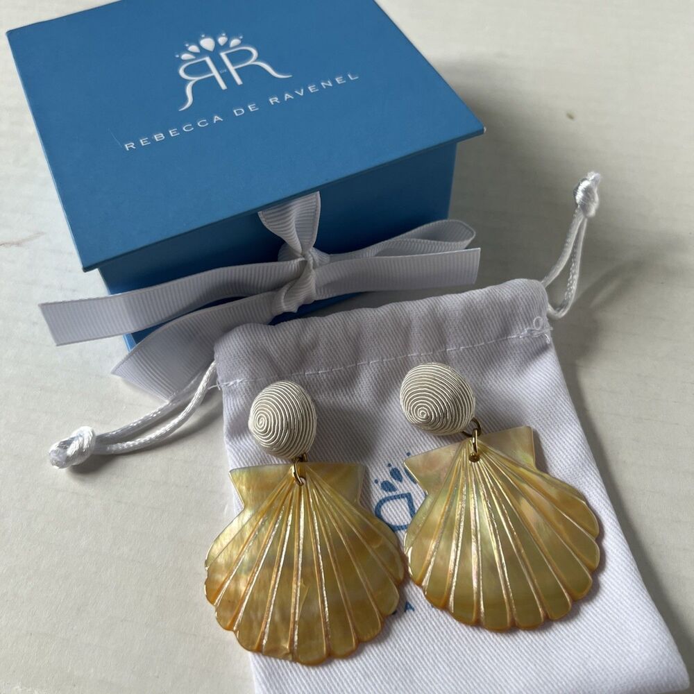 REBECCA DE RAVENEL Ariel Shell Mother of Pearl Earrings Gold Post Back Nw/Defect